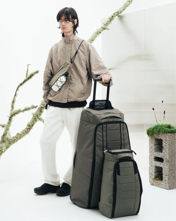 Walizka DB Hugger Roller 90L – wytrzymała i ekologiczna na kółkach