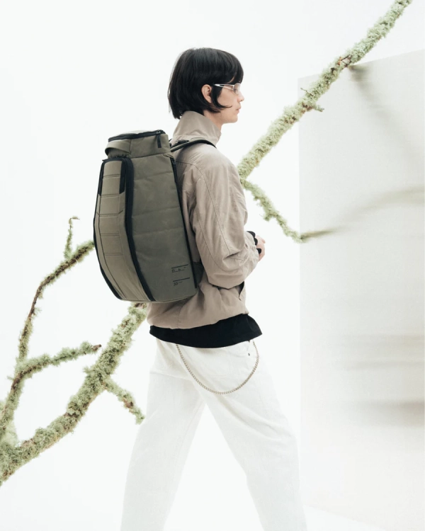 Plecak DB Hugger 30L Forest Green to trwały, lekki i funkcjonalny model z przegrodą na laptopa do 16".