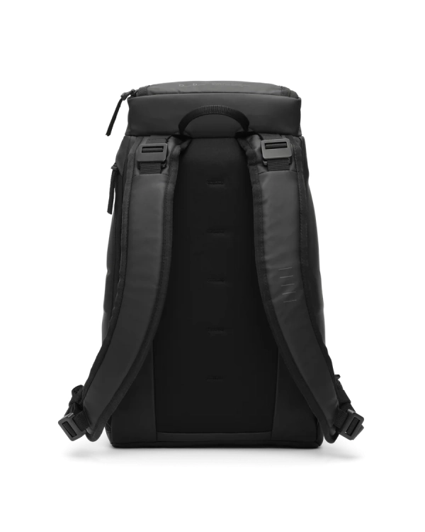 Plecak DB Hugger 20L to lekki, kompaktowy model na co dzień z ochroną laptopa i systemem Hook-Up.
