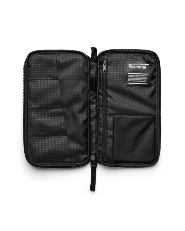 Wygodny portfel DB Passport Cover pomieści paszport, karty i gotówkę, zabezpieczony przed zgubieniem.