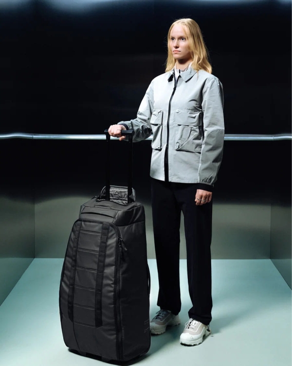 Torba podróżna na kółkach DB Hugger Roller 60L czarna 9.png.jpg