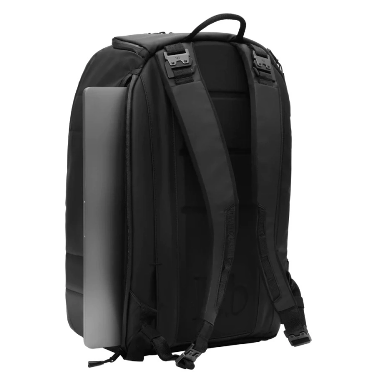 Plecak DB Ramverk Pro 26L z praktycznym dostępem, boczną kieszenią na laptopa i wzmocnieniami z pianki EVA.