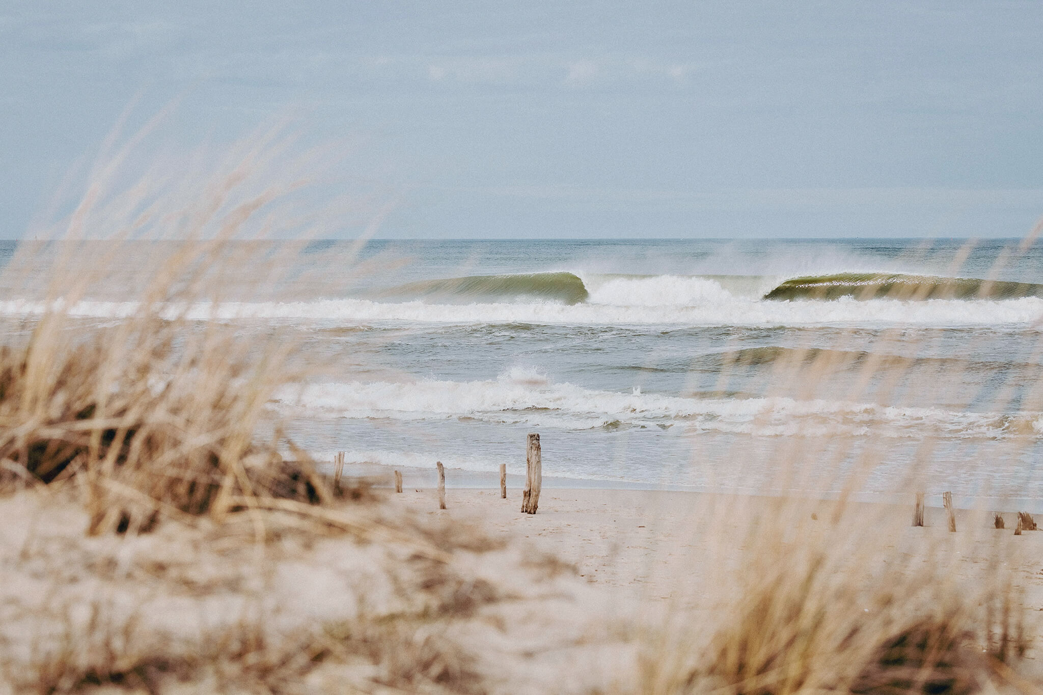 Jesienne fale na Bałtyku idealne na surfing