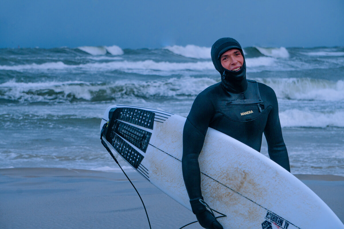 Daniel Dmytrów łapie fale na Bałtyku