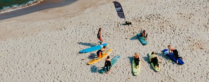 przygotowanie do treningu pływania na desce surfingowej