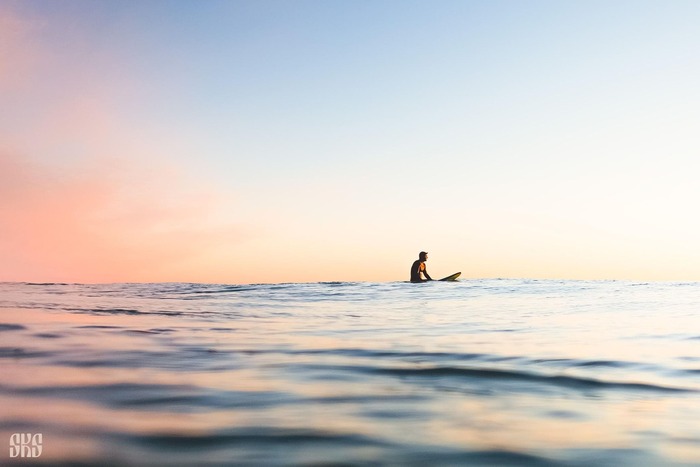 nauka pływania na desce surfingowej