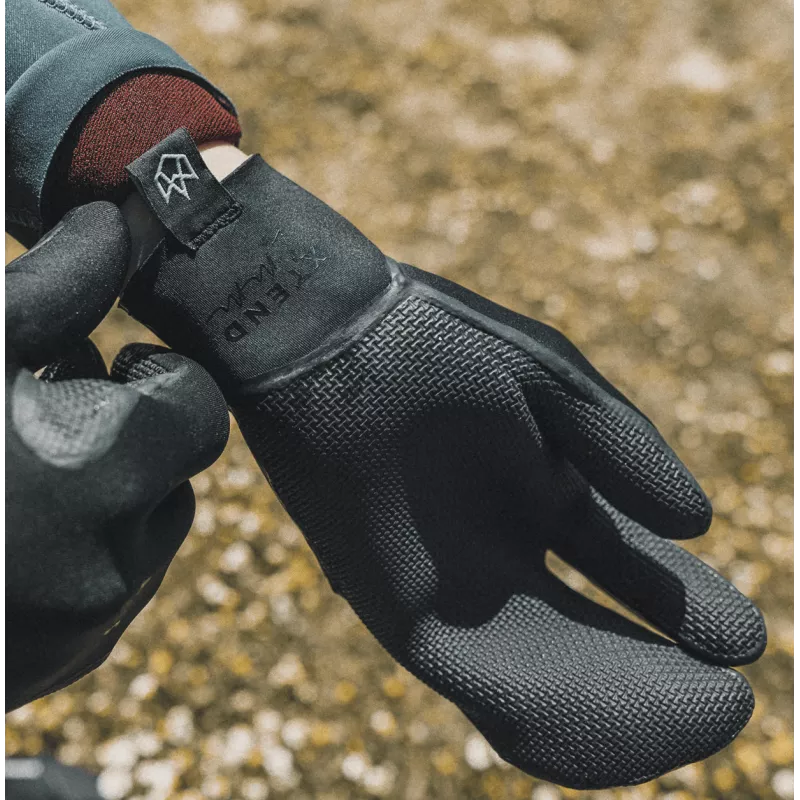 Trzypalczaste rękawice neoprenowe Manera XTEND Lobster Glove 2 mm Trzypalczaste rękawice neoprenowe Manera XTEND Lobster Glove 2 mm dla wymagających surferów