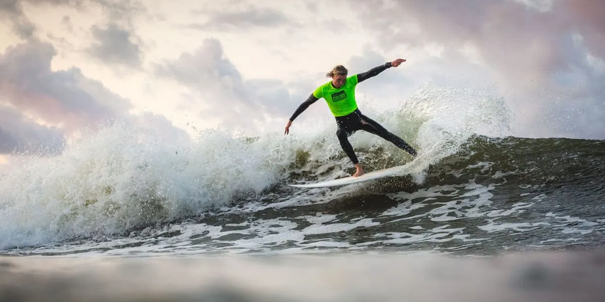 Surfing w Polsce - gdzie nauczyć się surfować na Bałtyku