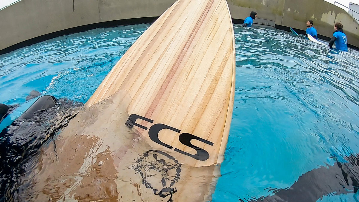trening surferski na sztucznych falach
